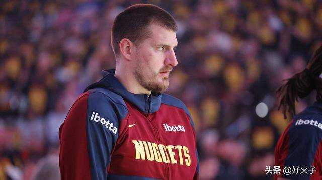 放松一下，约基奇在掘金首战战胜雷霆后，前往俄克拉荷马城的酒吧