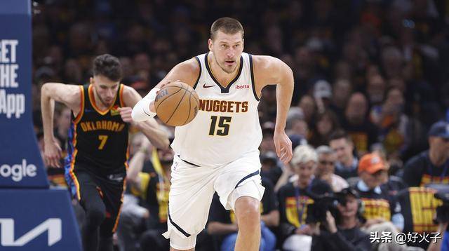 放松一下，约基奇在掘金首战战胜雷霆后，前往俄克拉荷马城的酒吧